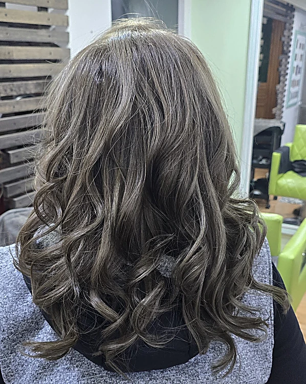 Cabello gris plata con ondas marcadas, visto de espaldas